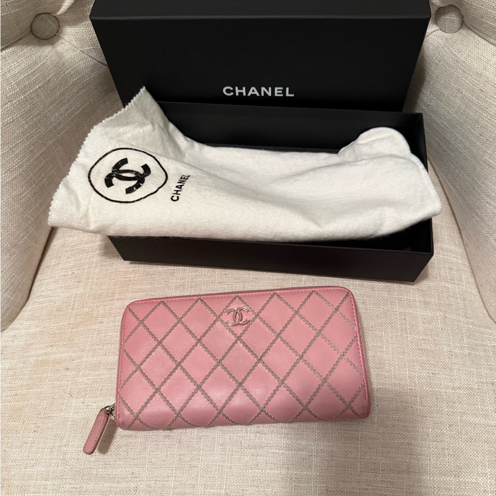 CHANEL Pink Diamond-Quilted Wallet